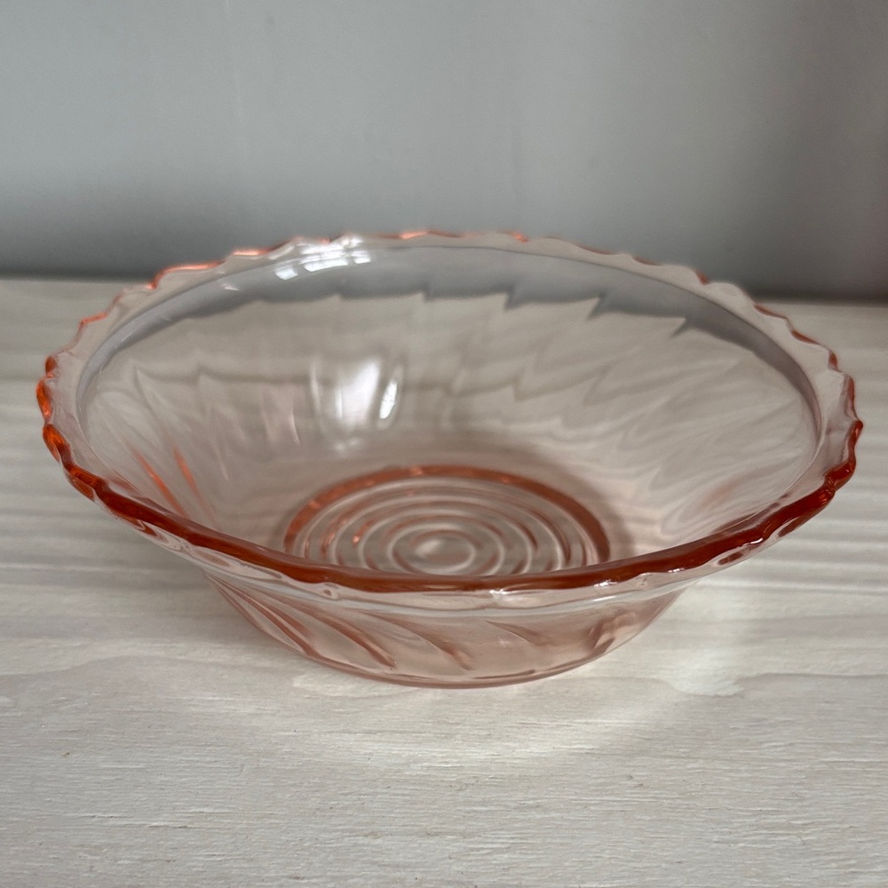 VTG Jeannette Glass Pink Depression Glass Bowl Swirl Scalloped Rim 5"‎